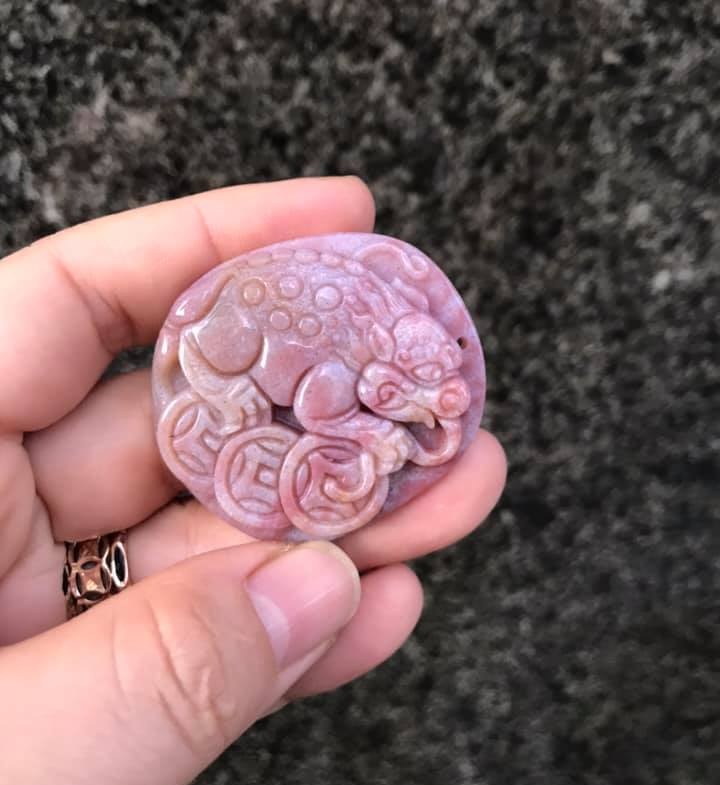 MẶT DÂY CHUYỀN CÓC ÔM ĐỒNG TIỀN ĐÁ CANXEDON HỒNG THIÊN NHIÊN TẶNG KÈM DÂY ĐEO