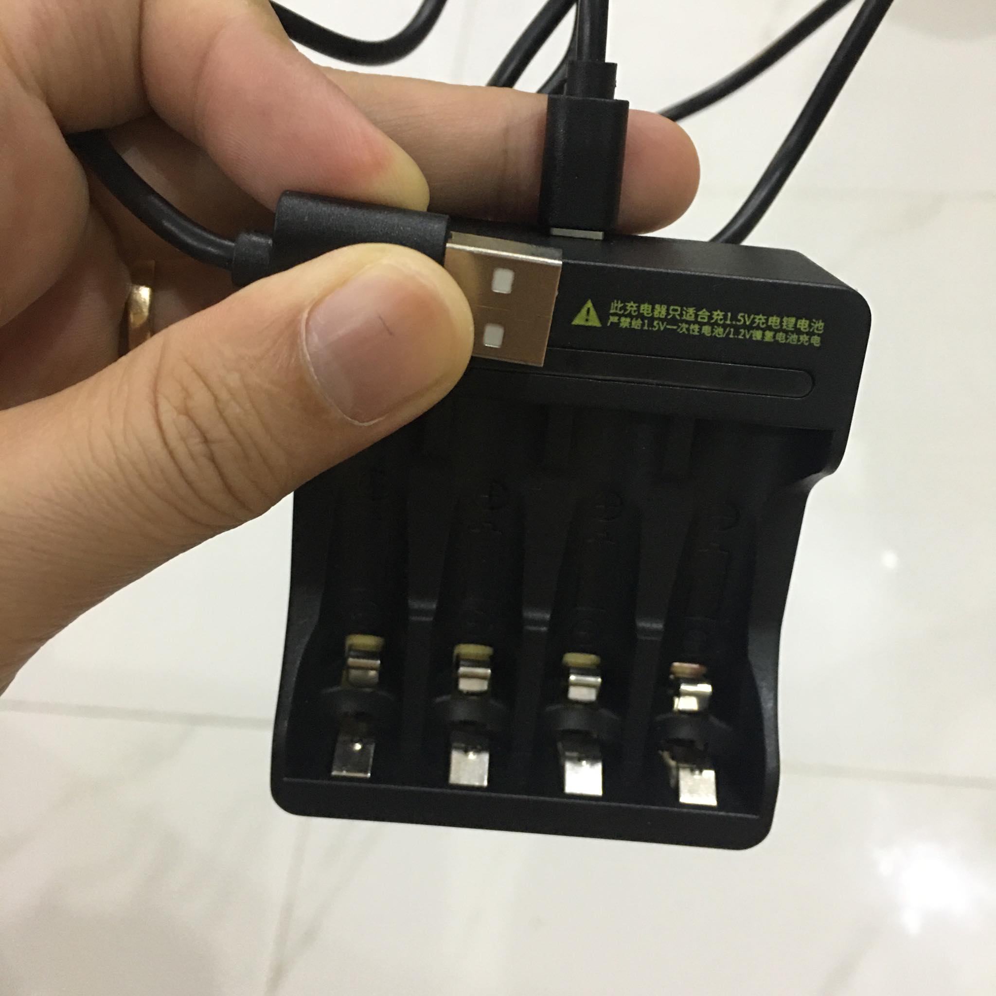 Bộ sạc pin AA/AAA Beston 1.5V (không kèm pin)