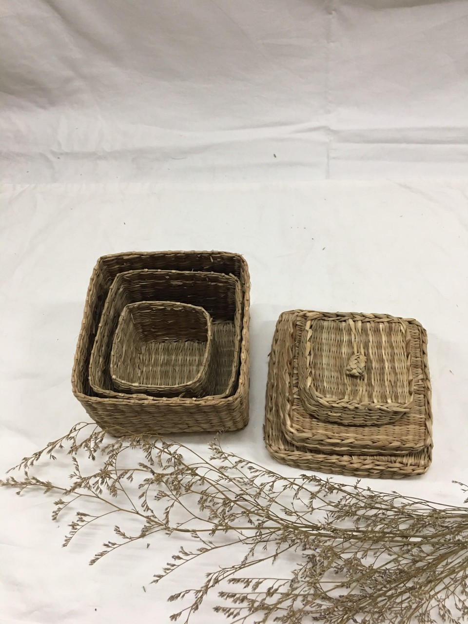 Combo 3 giỏ cói đựng đồ hình vuông Kích thước (Dài * Rộng * Cao): 12 * 12 * 9 cm, 10 *10 * 8 cm, 8 * 8 * 7 cm/ Phong cách Vintage/ Boho Siêu Xinh Xắn