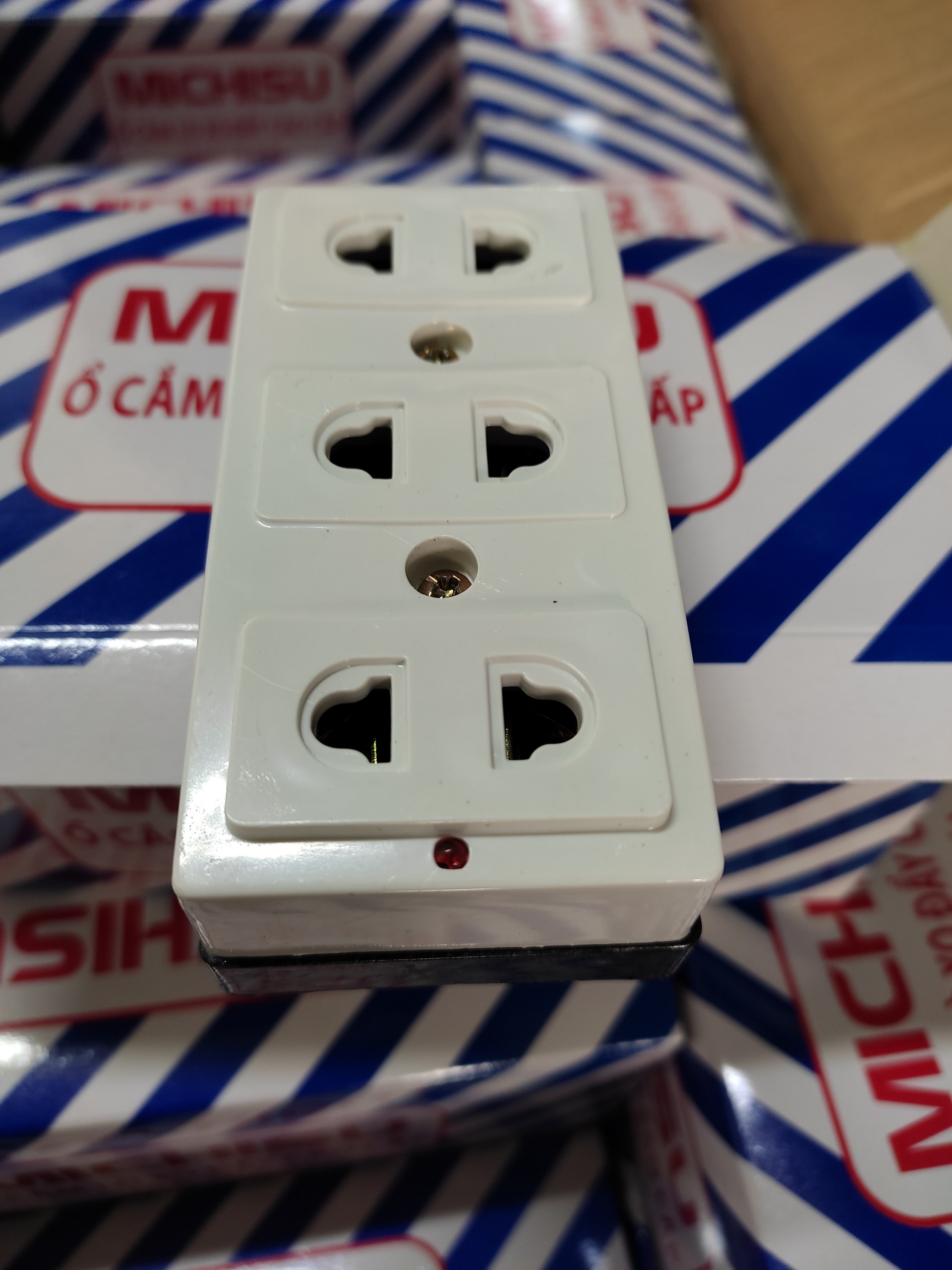 Ổ Cắm 3 Lỗ K103 -3Ht