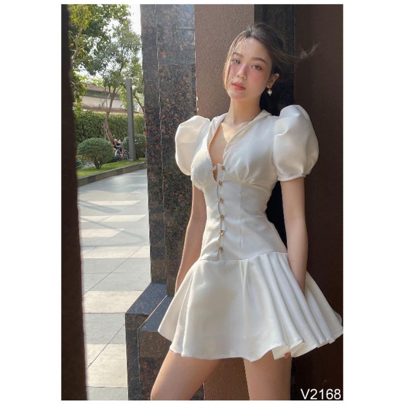 Đầm trắng cổ v đuôi bèo xếp li tata dress