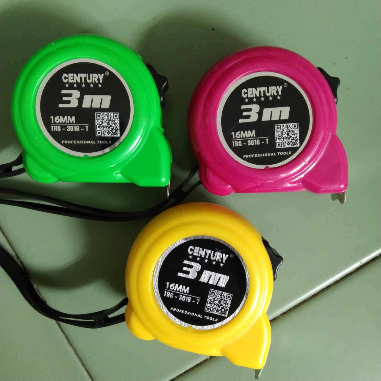 Thước cuộn CENTURY 3M được làm từ chất liệu vỏ nhựa, lưỡi thép