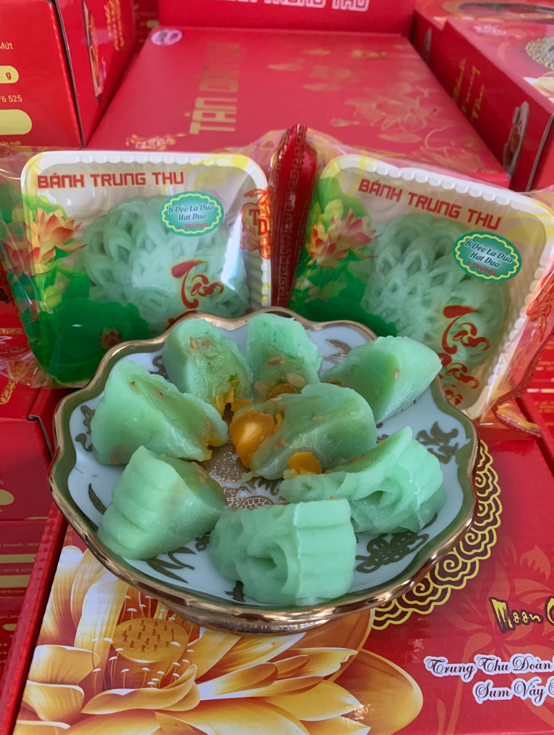 [HCM] Bánh trung thu DẺO LÁ DỨA (200gram 1 TRỨNG) Tân Dân Lợi