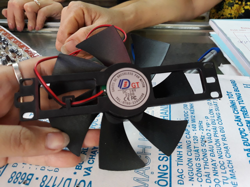 Quạt gió 18v 2200