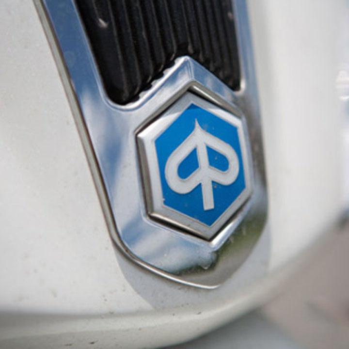 Logo ốp mặt lạ xe Liberty với chất liệu bền đẹp dán xe như mới G296