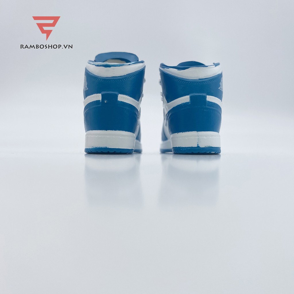 Móc khóa giày Jordan 1 Retro UNC tỉ lệ 1:6 J21