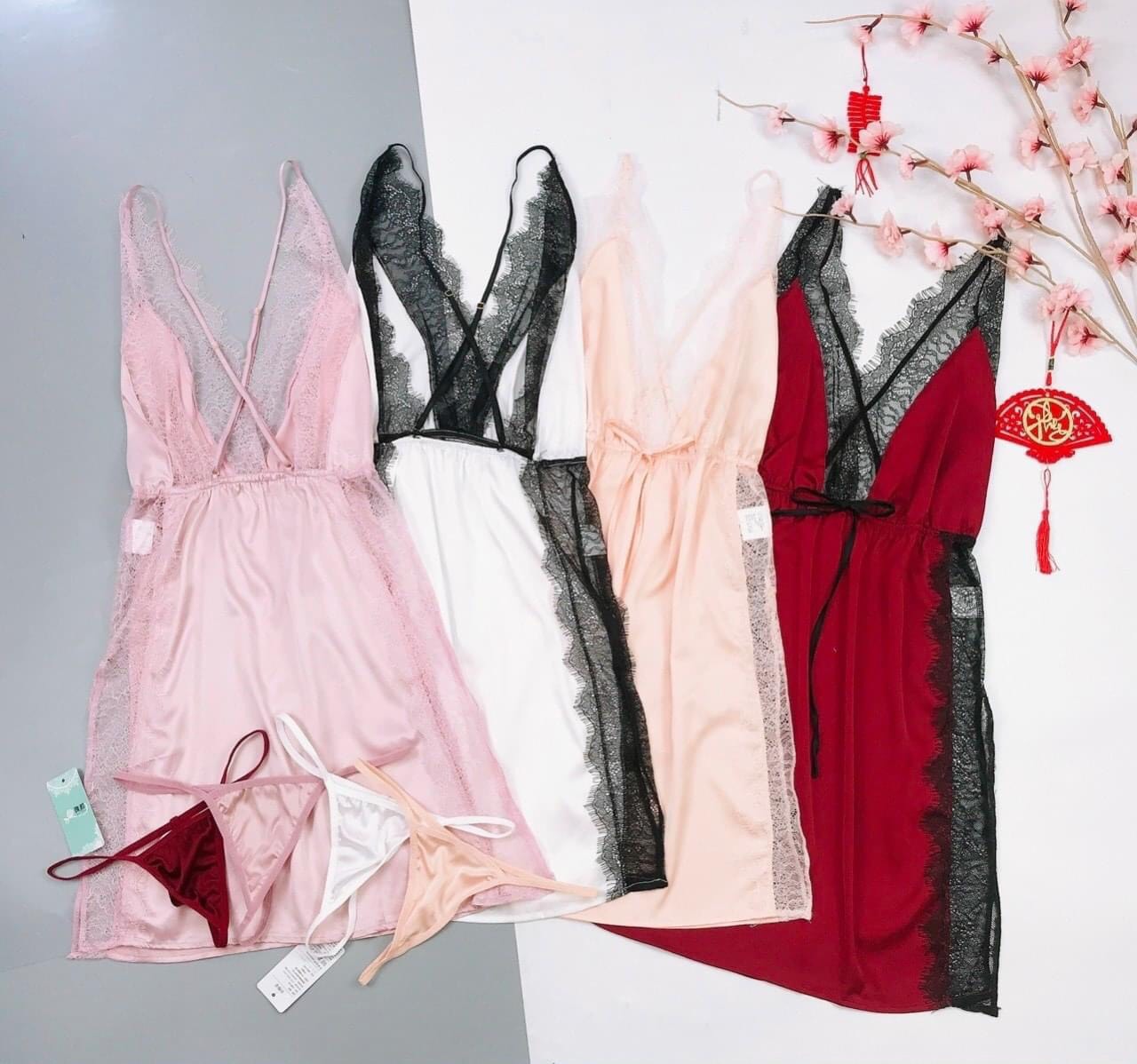 [HCM]Đầm ngủ phi lụa hai dây phối ren xẻ tà hở lưng gợi cảm (màu trắng viền ren đen) BT4