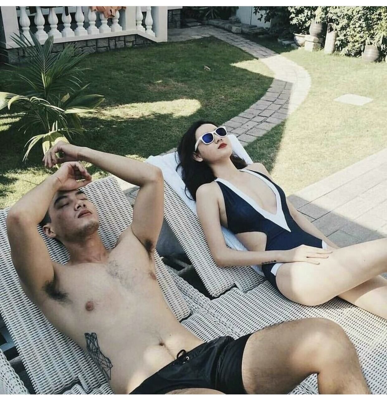 Bikini khoét eo đen viền trắng siêu sexy.