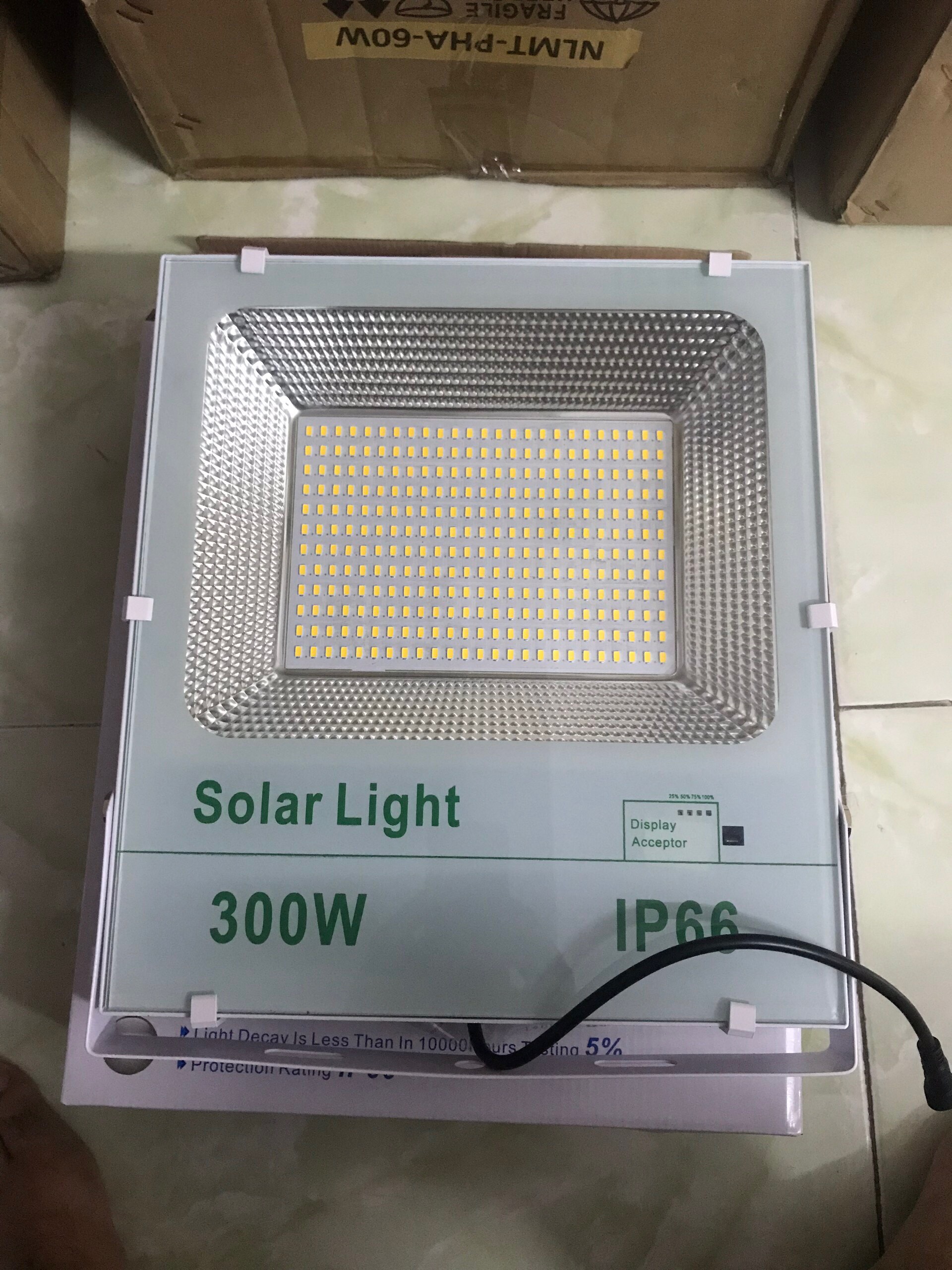 Bộ đèn pha năng lượng mặt trời 300W -Vỏ trắng