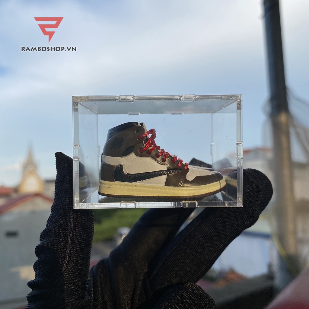 Móc khóa giày Jordan 1 Retro High Travis Scott tỉ lệ 1:6
