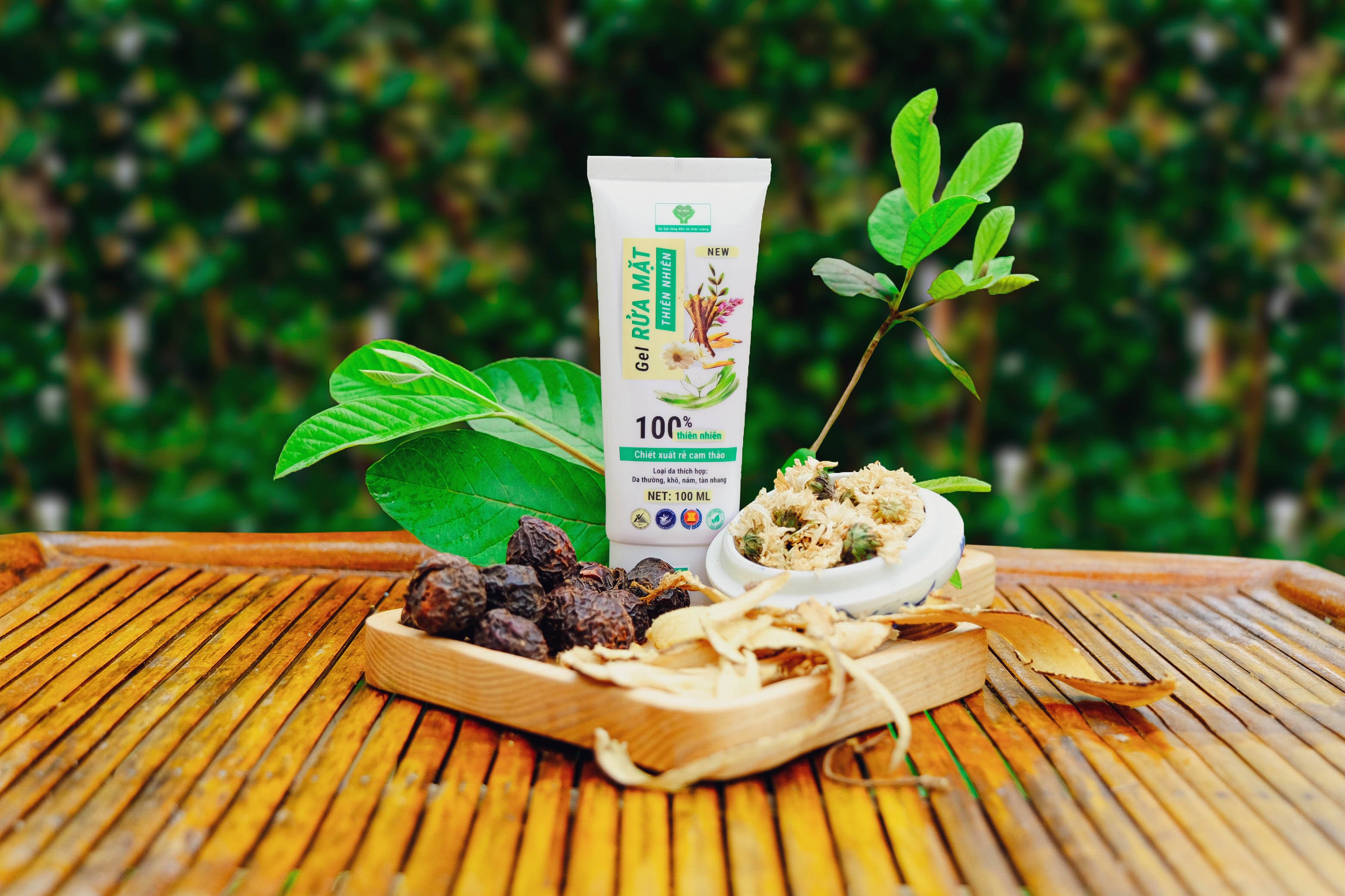 (Gel) sữa rửa mặt thiên nhiên chiết xuất rể cam thảo Mẹ Ken 100ml, Giúp da trắng sáng, sạch sâu, thu nhỏ lỗ chân lông