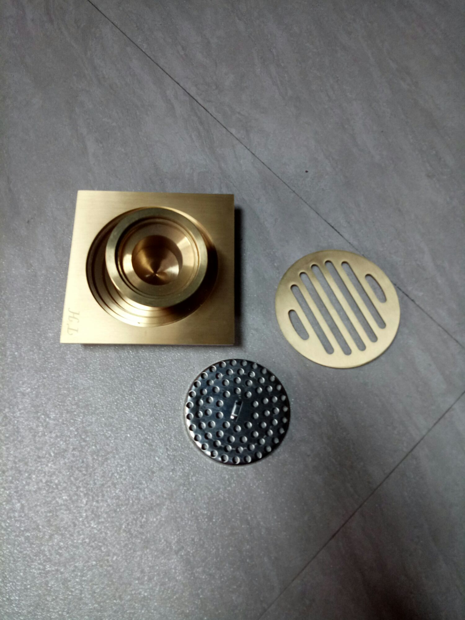 Thoát sàn ngăn mùi đồng mặt 12cm × 12cm cao cấp