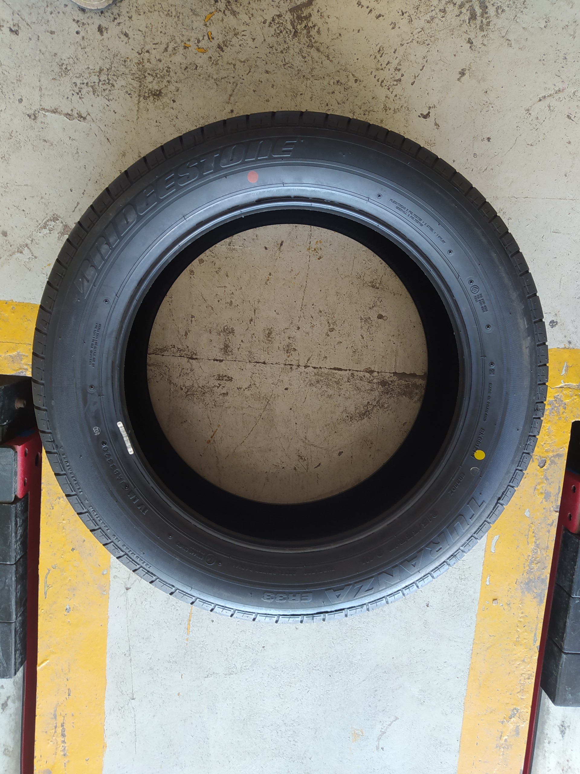 Lốp Bridgestone 215/55R17 ER33