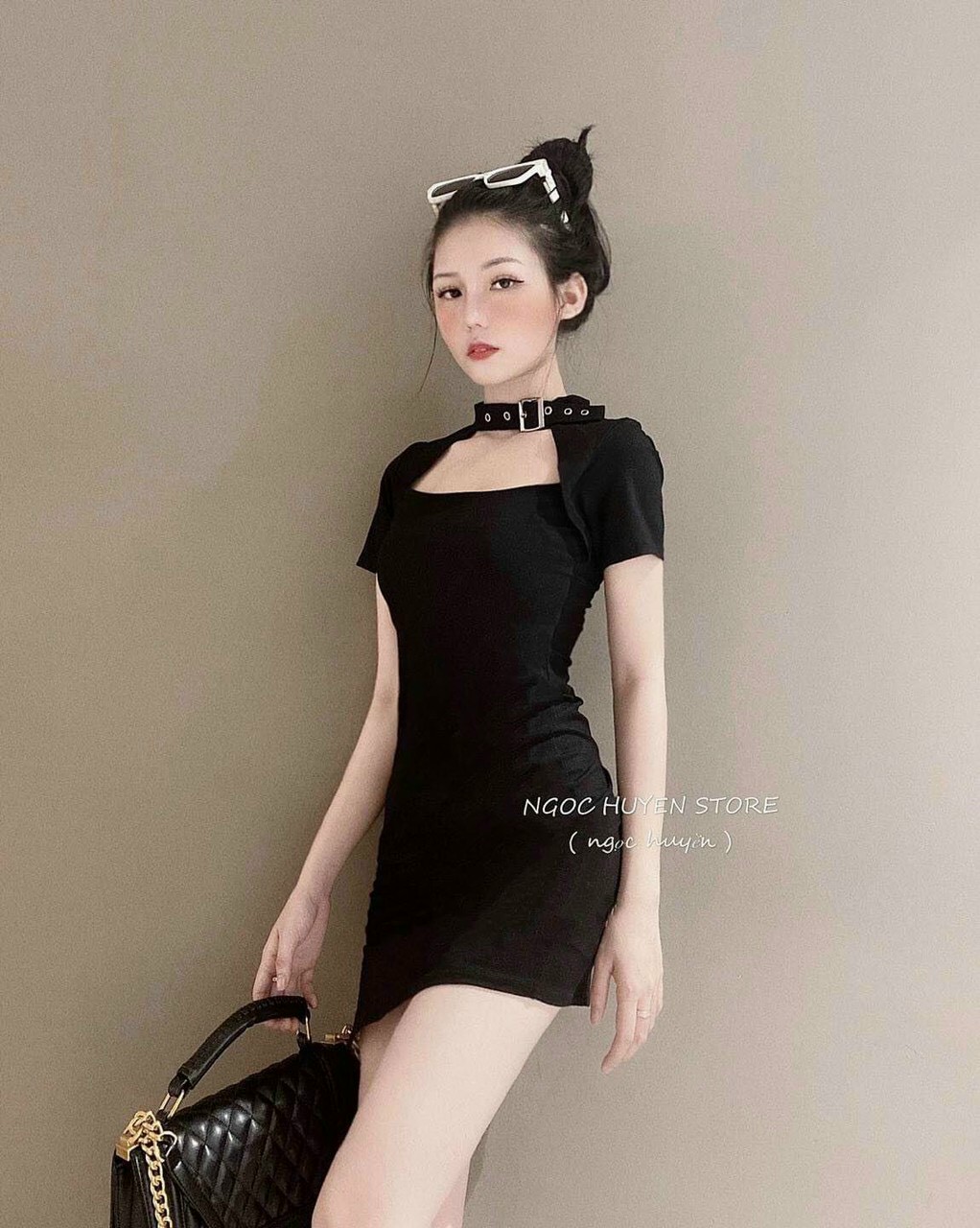 Đầm body khoen cổ hở ngực xẻ tà xinh xắn