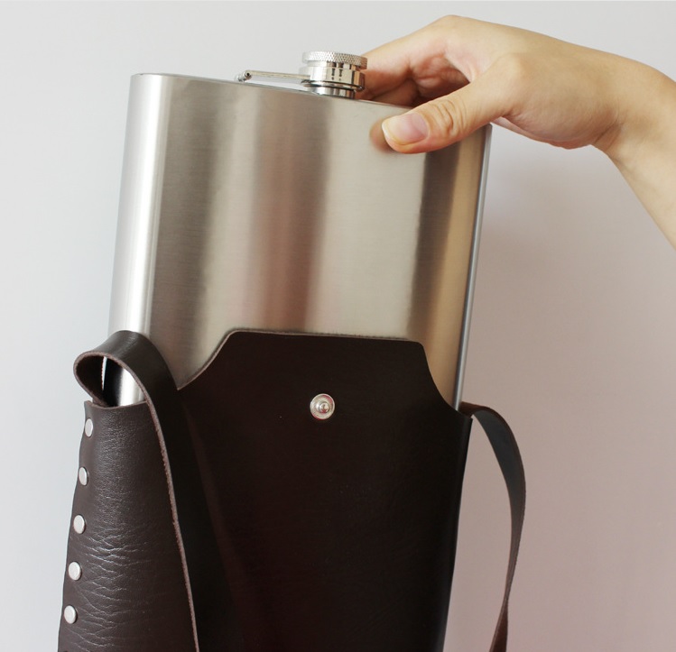 Bình inox đựng rươu 2L bao da cá tính không logo