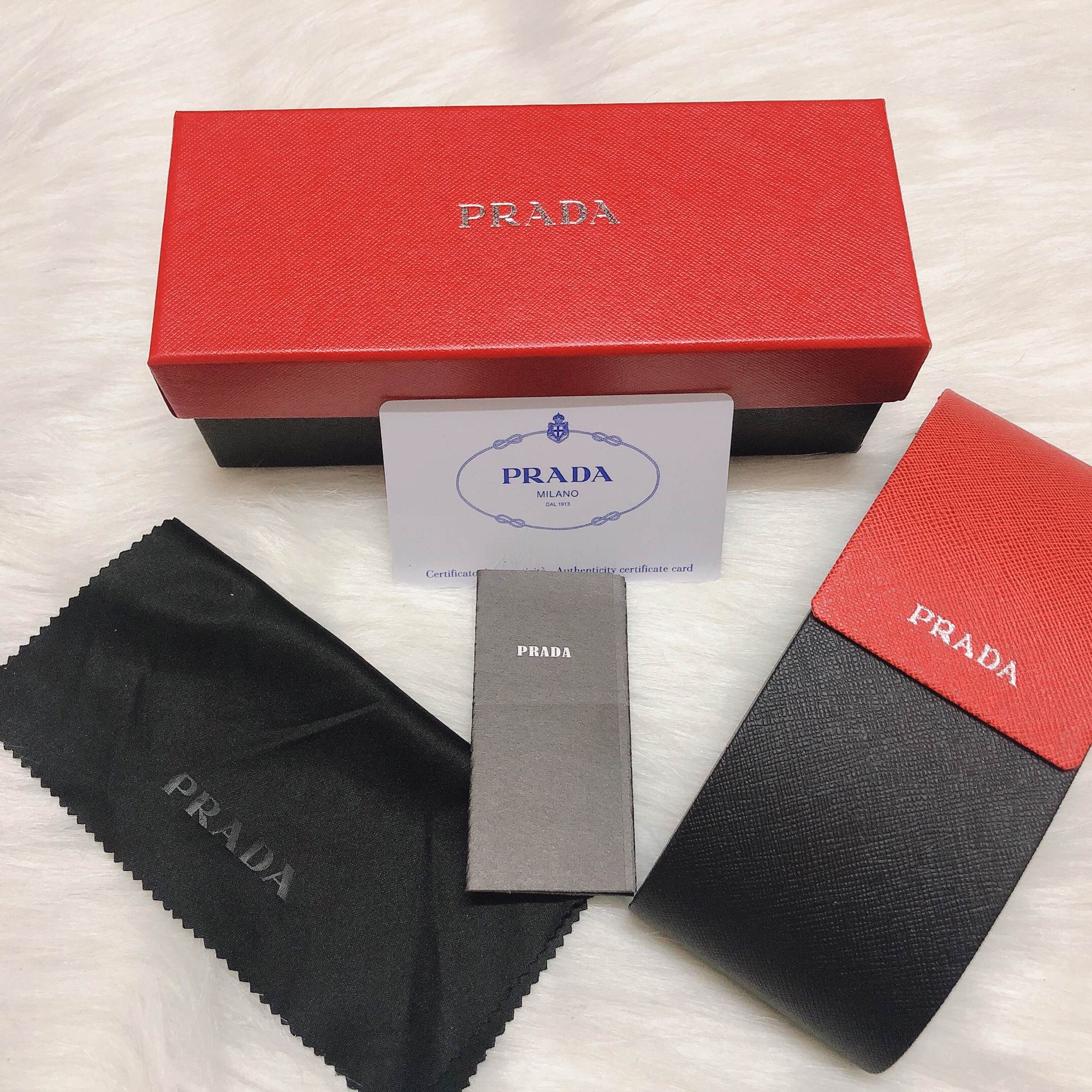 Hộp đựng kính Prada