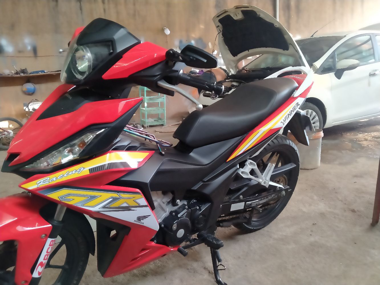 Tem winner GTR vàng trắng