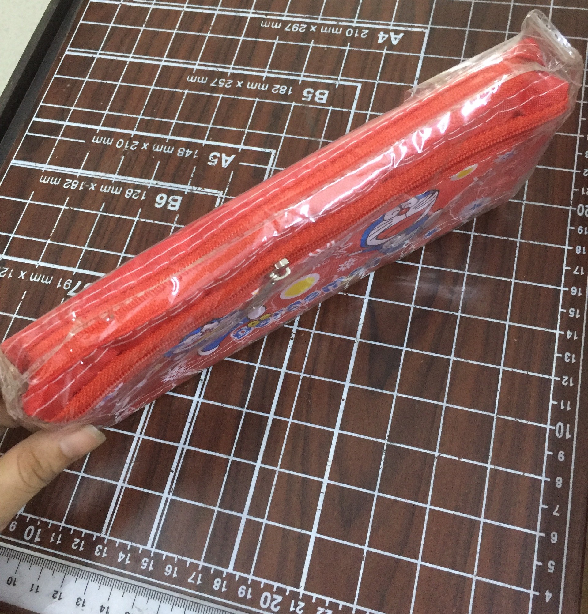 Bóp ví đựng bút viết bằng vải polyester hình Doraemon 2 ngăn