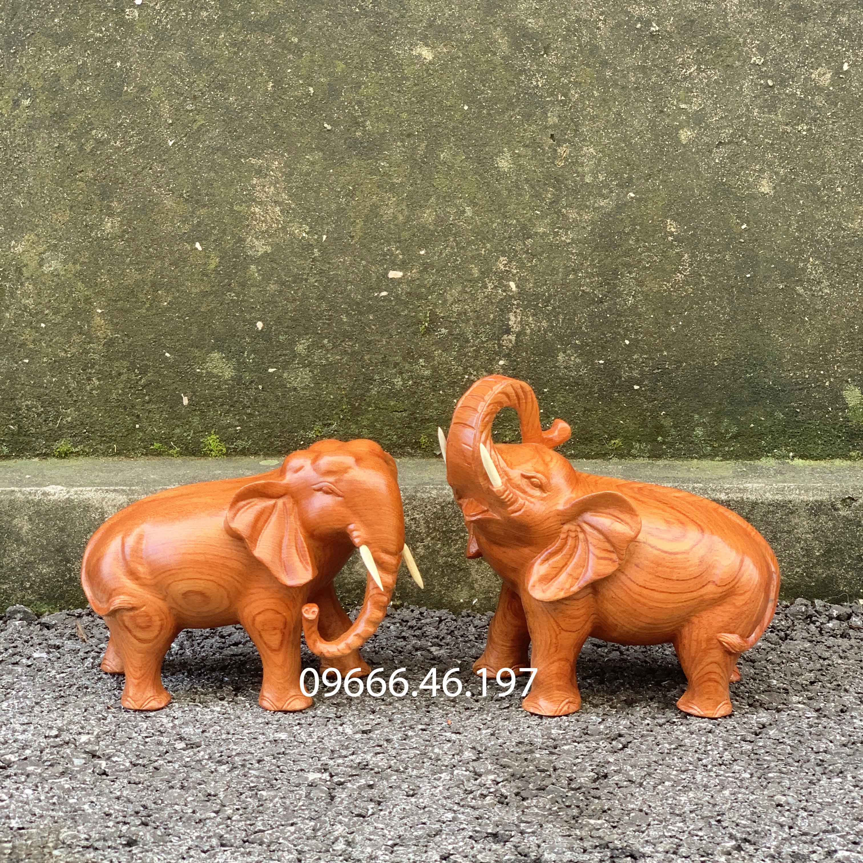 Tượng cặp voi uyên ương dài 20cm chất liệu gỗ hương