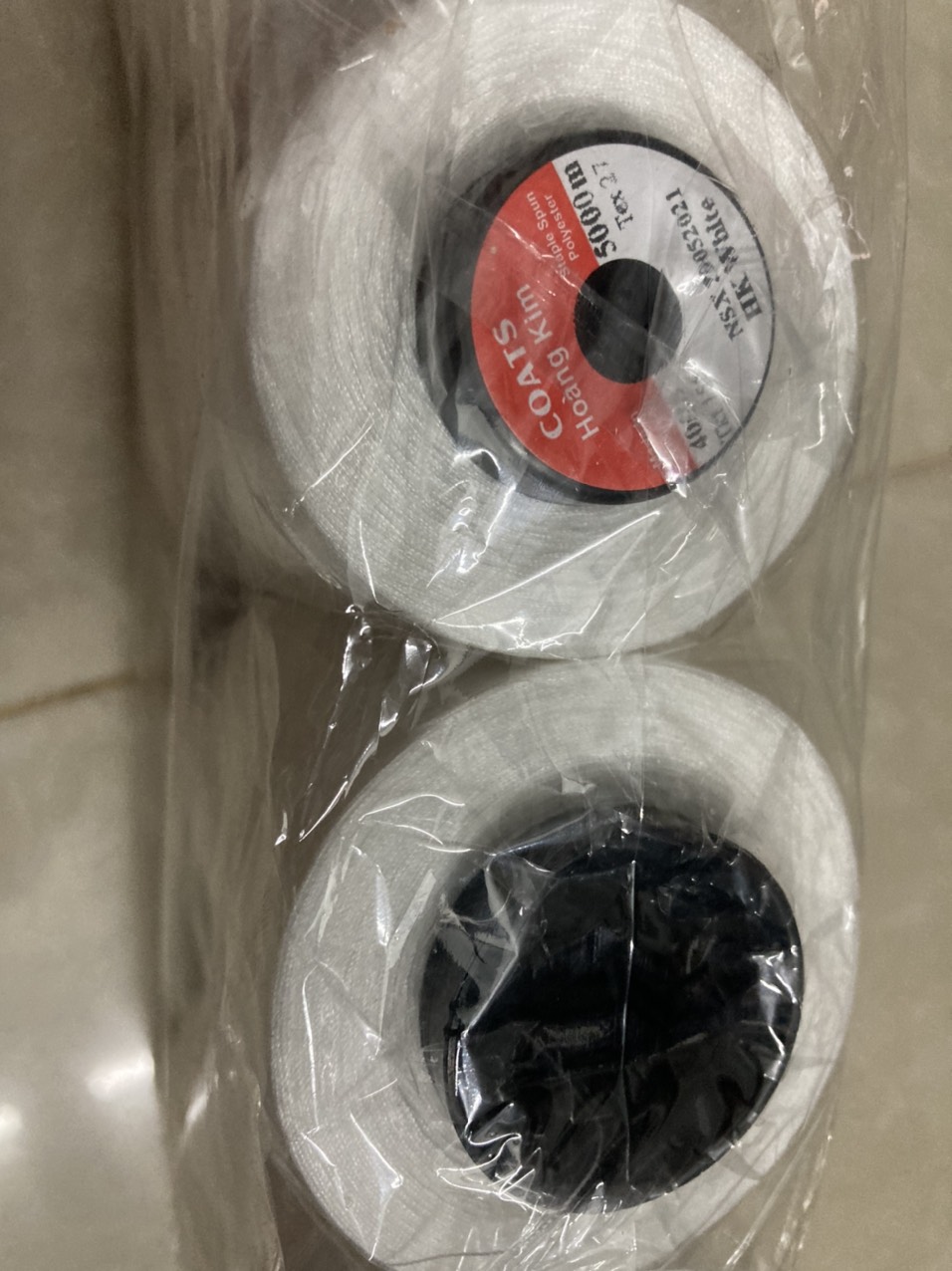 Chỉ may công nghiệp Trắng Mộc 40/2 5000m chất liệu polyester cao cấp có độ bền màu cao không bị tưa chỉ khi may đảm bảo chất lượng