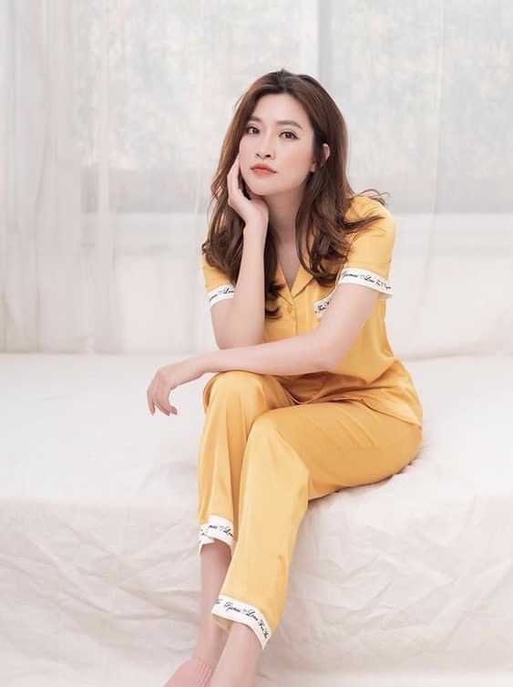 Bộ đồ bộ Pijama màu VÀNG tay ngắn quần dài lụa Pháp - Thoải Mái Nhẹ Nhàng