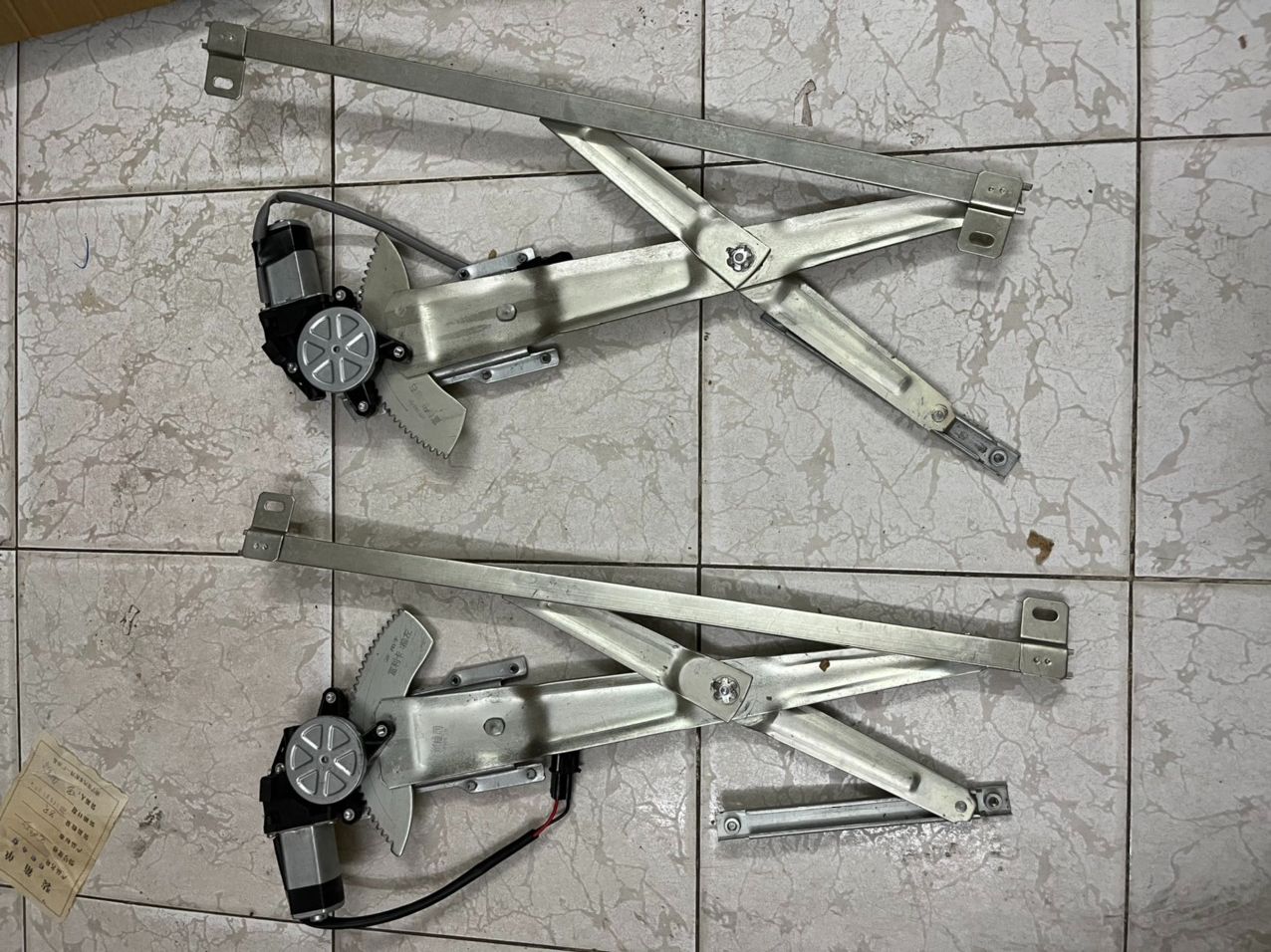 Compa lên xuống kính Mitsubishi Jolie