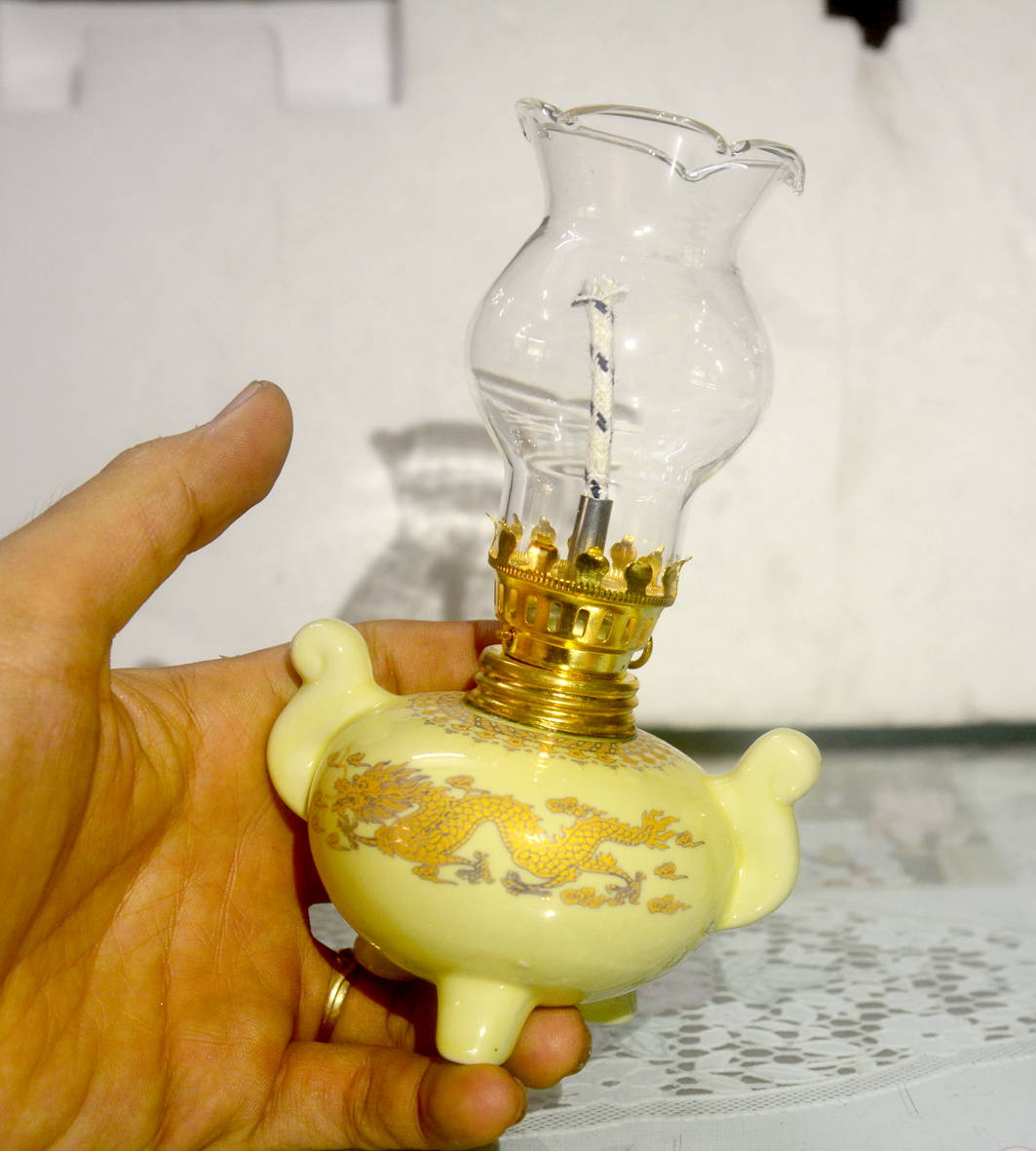 Đèn dầu sứ rồng vàng