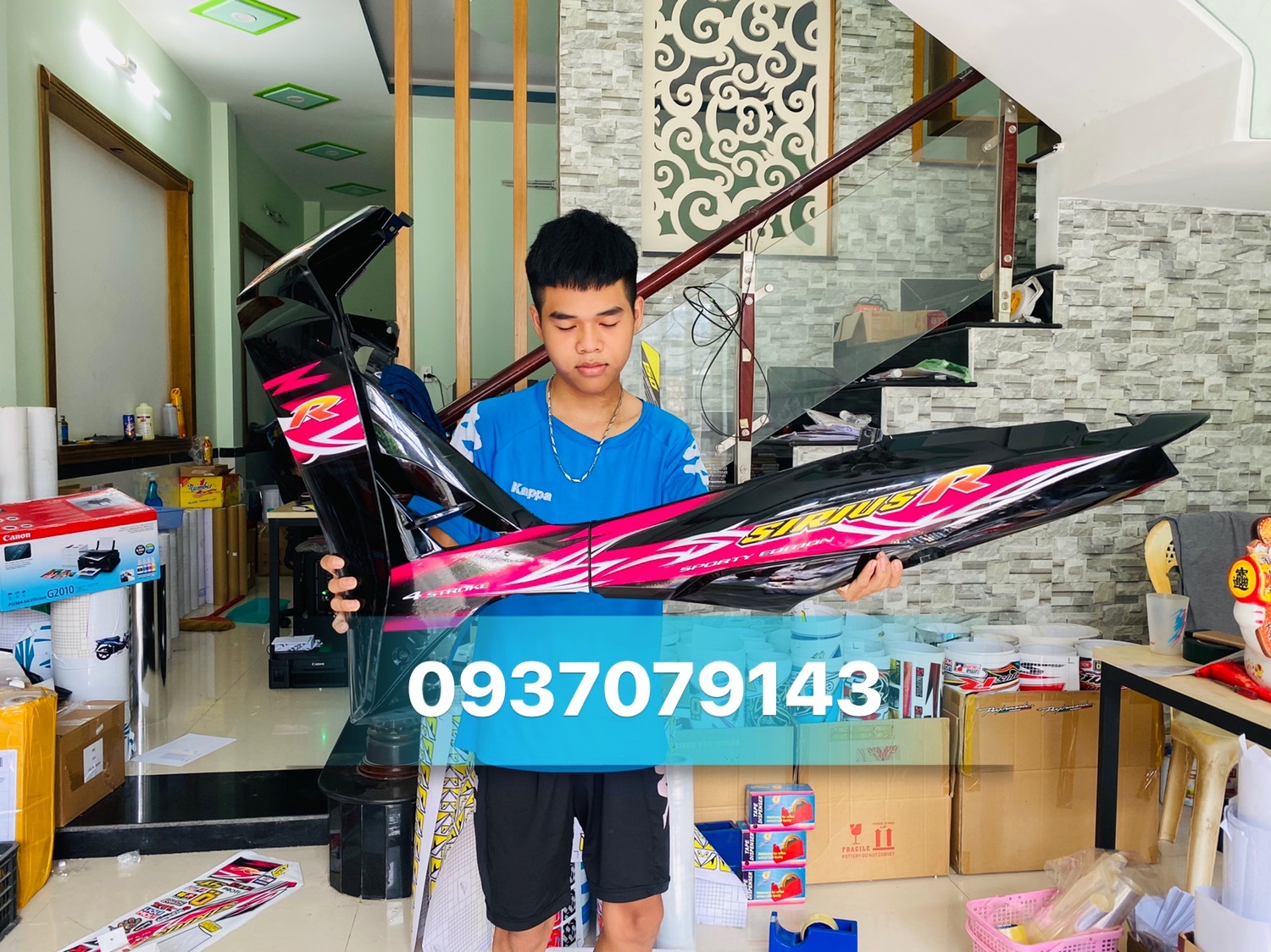 Tem rời sirius chữ R hồng dán xe đen