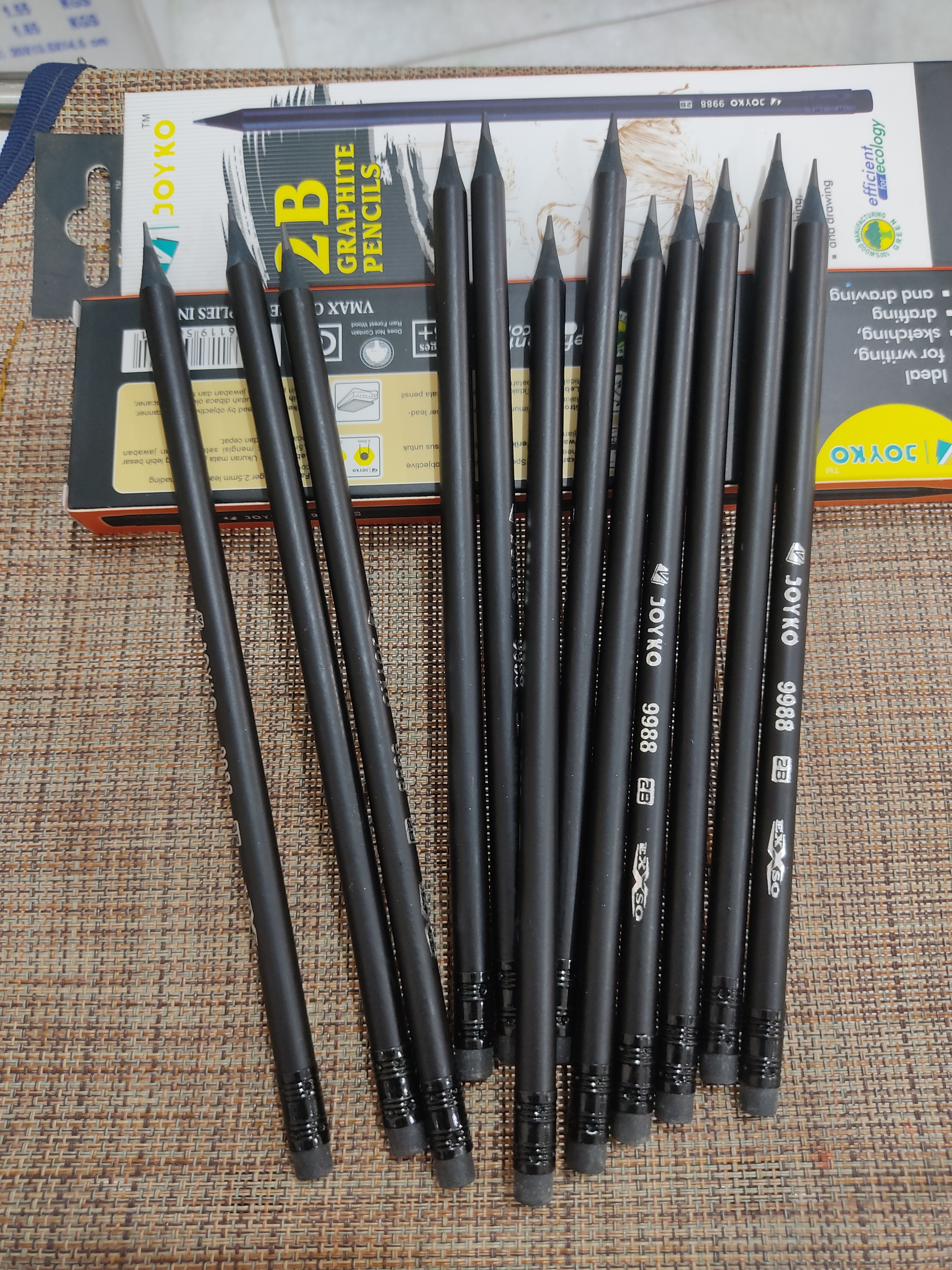 1 hộp chì thân đen 12 cây