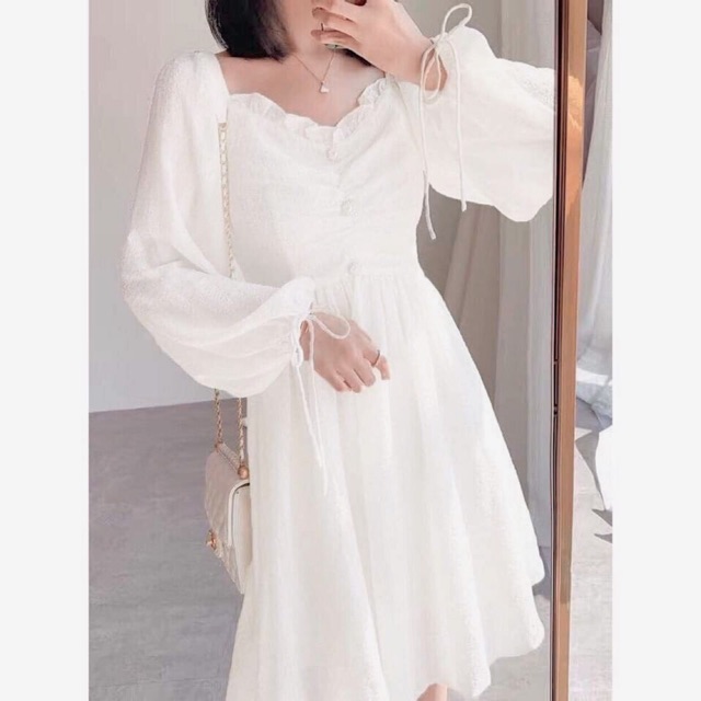 Đầm trắng nút bọc cổ bèo