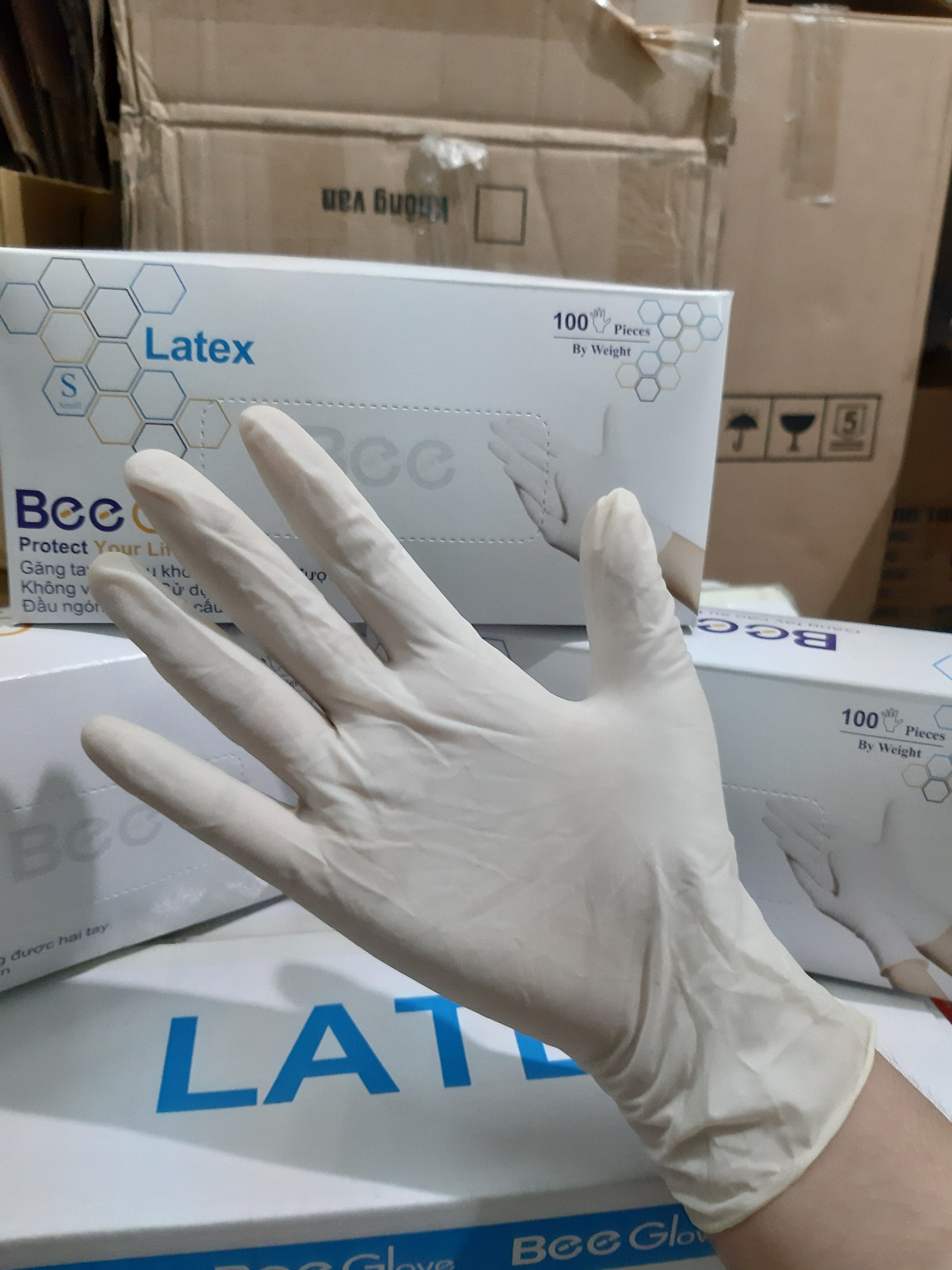 Hộp 100 Chiếc Găng Tay Cao Su Y Tế Latex Không Bột Bee Gloves Màu Kem Size S,M Co Dãn Dẻo Dai An Toàn Khi Sử Dụng Trong Nha Khoa Thẩm Mỹ, Spa, Tattoo