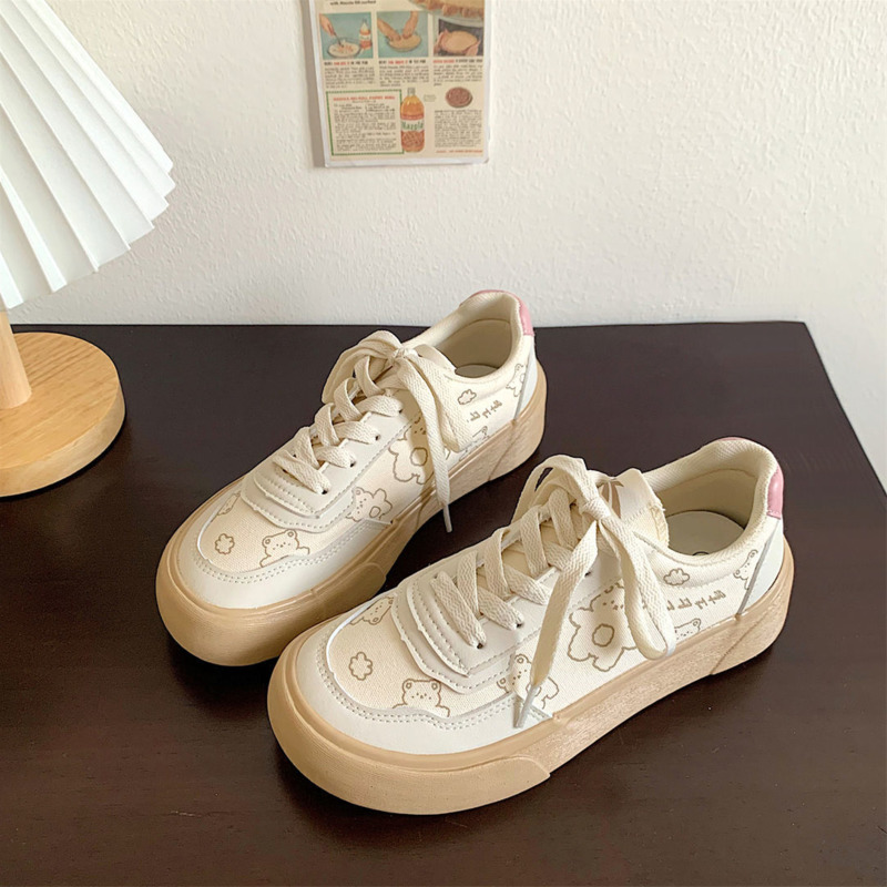 ViVi shoes Store【Free Shipping Miễn phí vận chuyển】Sinh viên giày trắng của phụ nữ giày vải đế dày của phụ nữ 2022 mùa hè mới retro cổ điển hoang dã giày hội đồng quản trị gấu trong thủy triều