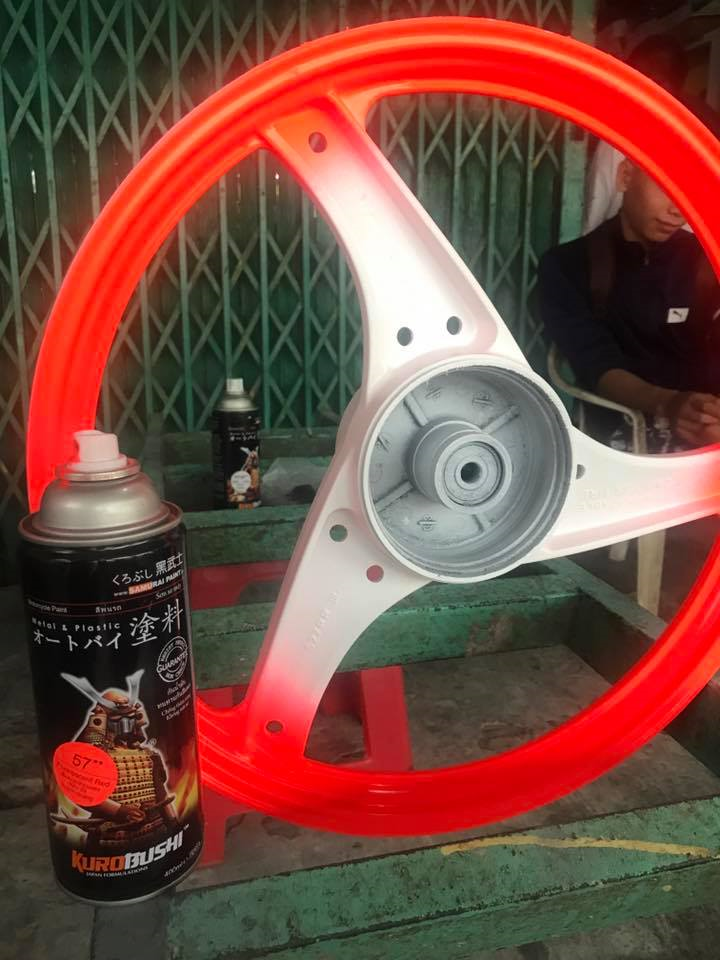Sơn xịt Samurai màu đỏ huỳnh quang 57 sơn xe máy 400ml