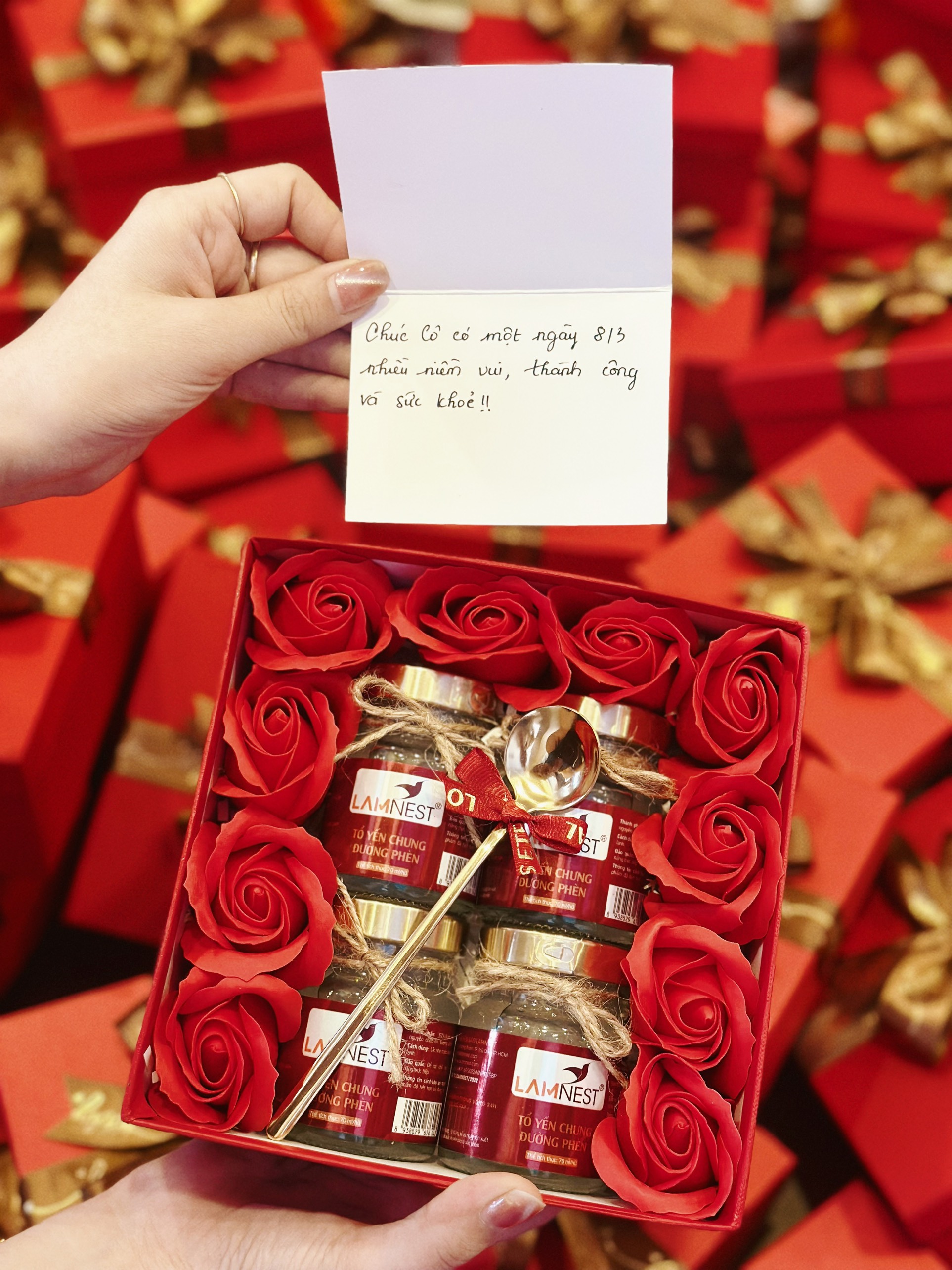 KHAY QUÀ 8.3 ( gồm 4 hủ yến chưng sẵn ,hoa sáp,muỗng ,thiệp,hagtag)