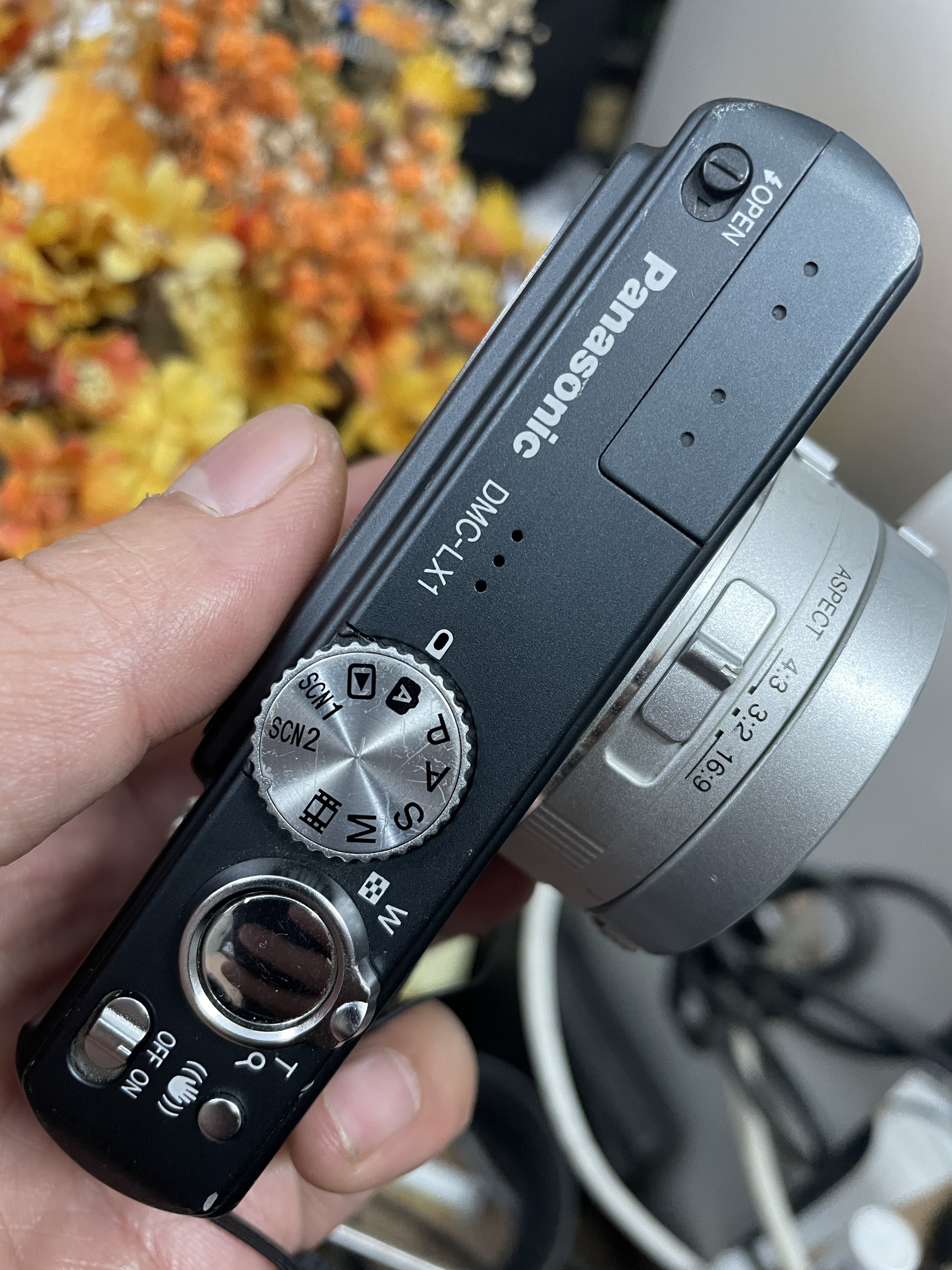 Máy ảnh du lịch Lumix DMC LX1 cổ điển và đẹp