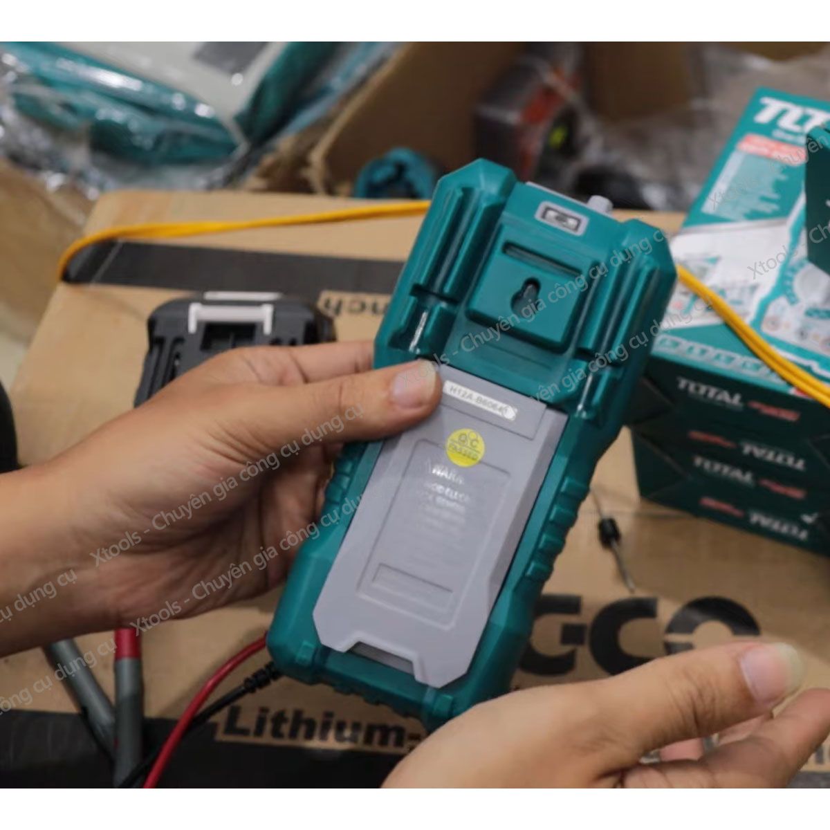 Đồng hồ đo điện vạn năng TOTAL TMT47503 có đầu dò cảm ứng dòng điện. Thiết bị điện vạn năng chất liệu cao cấp 6000 số đếm đúng