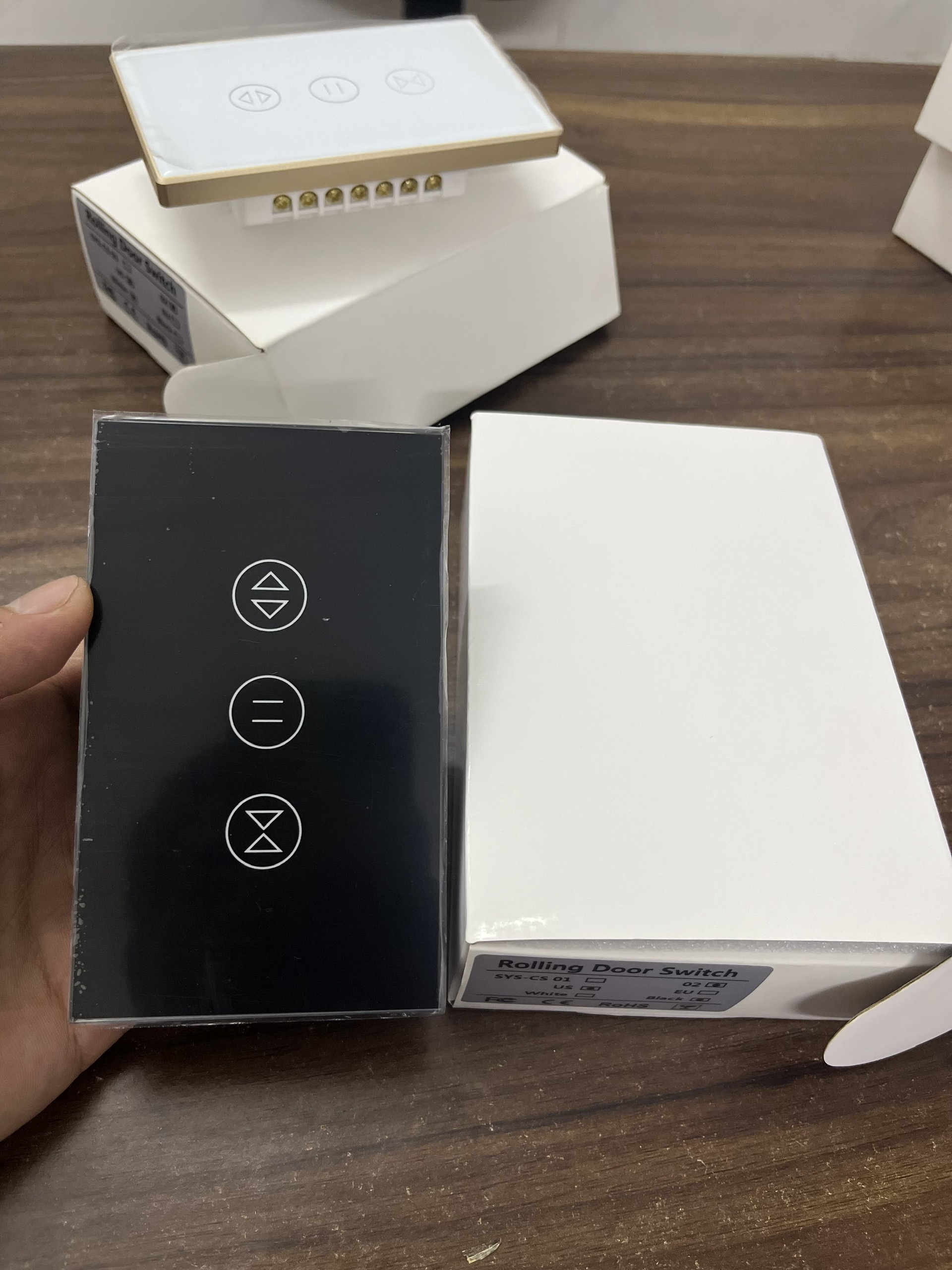 Công tắc cửa cuốn tuya wifi