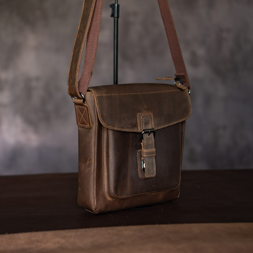 Túi đeo chéo da bò nam cao cấp | Messenger bag basic 10.5in | Manuk leather (Túi da Ipad)
