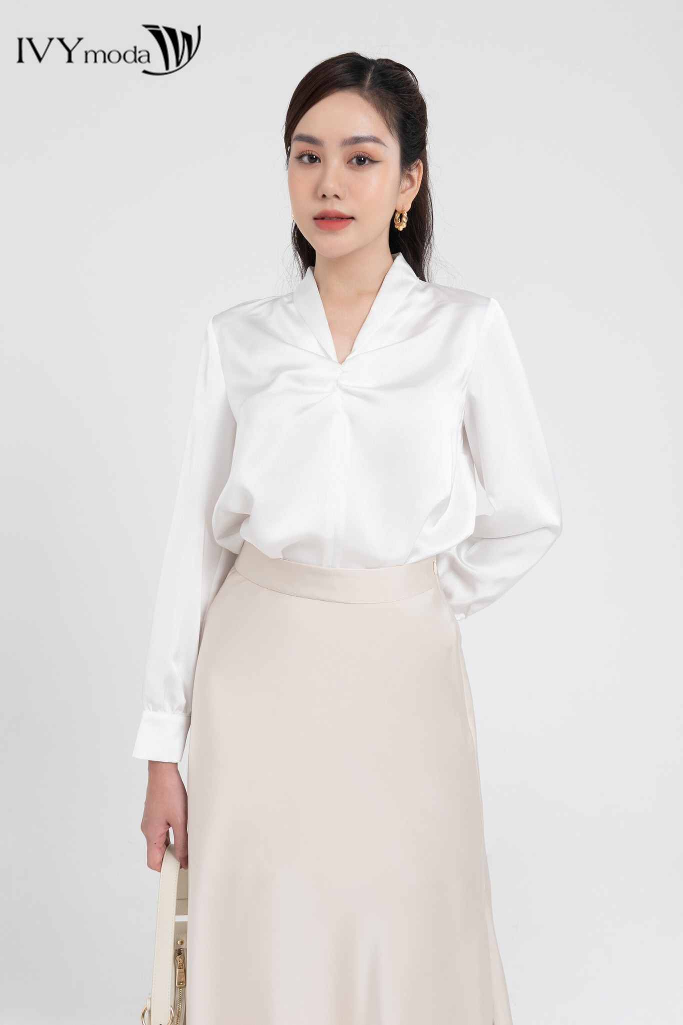 Áo lụa cổ V may nhúm ngực IVY moda MS 17M8063