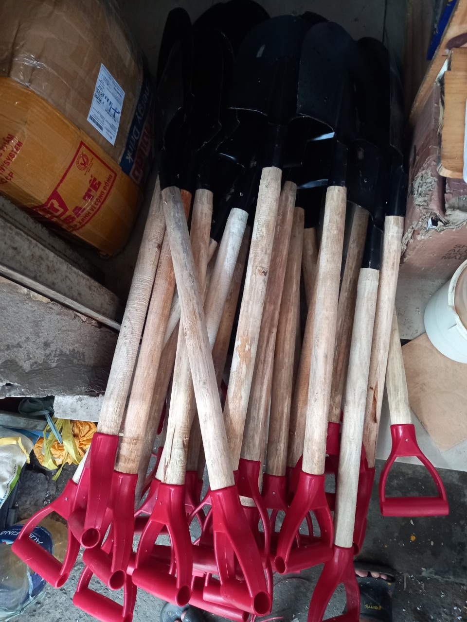 Xẻng công binh cán bằng nhựa