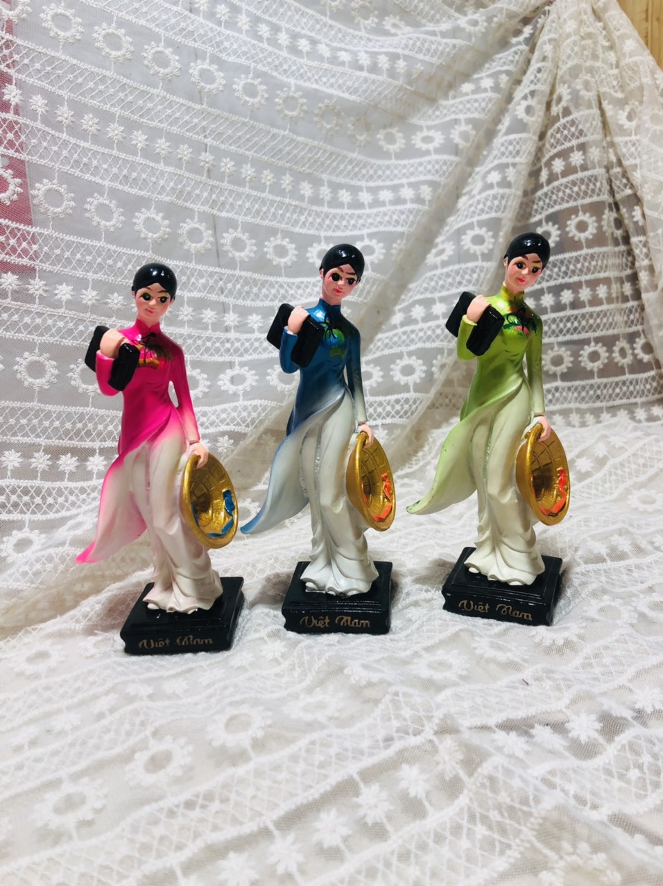 { SẢN PHẨM TRANG TRÍ} Tượng Cô Gái Nữ Sinh Việt Nam Mặc Áo dài Thướt Tha Với tay Cầm Chiếc Nón Lá và Ôm Cặp Làm Từ Bột Đá Đúc Sơn Màu Đẹp Tinh Tế  Kích Thước Cả Đế 17cm