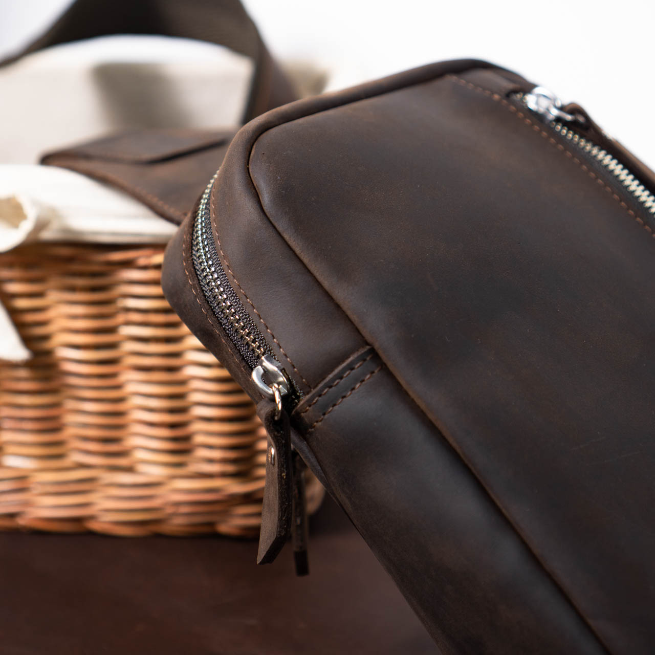 Túi đeo chéo da bò , da nhập khẩu cao cấp Basic nâu đen - Manuk Leather design