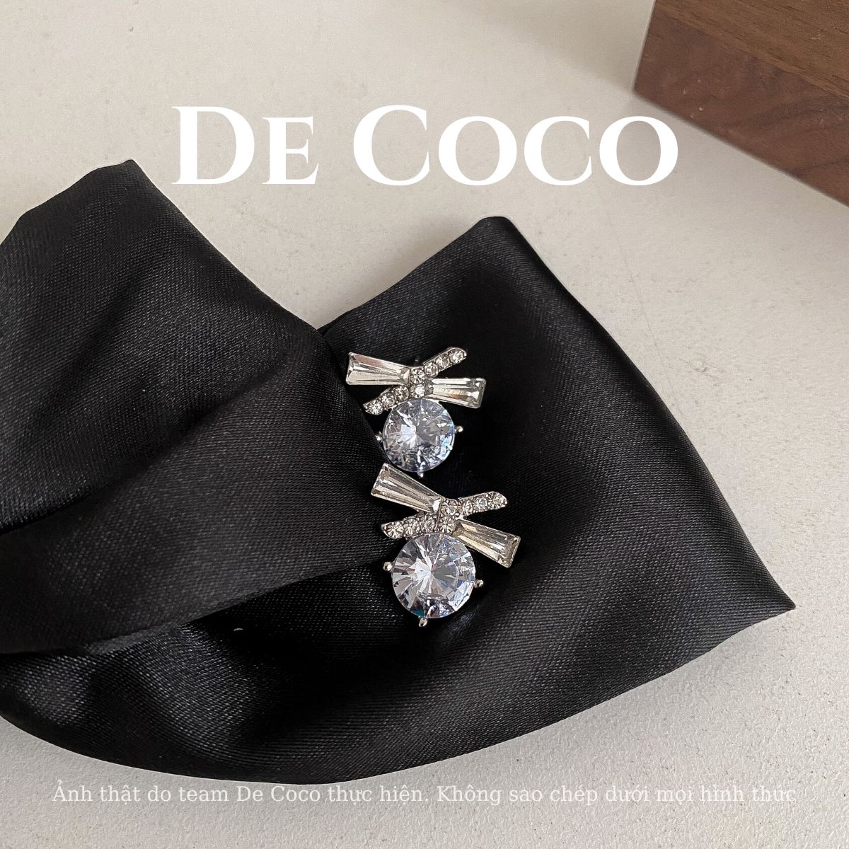 Khuyên tai đính đá Minos De Coco