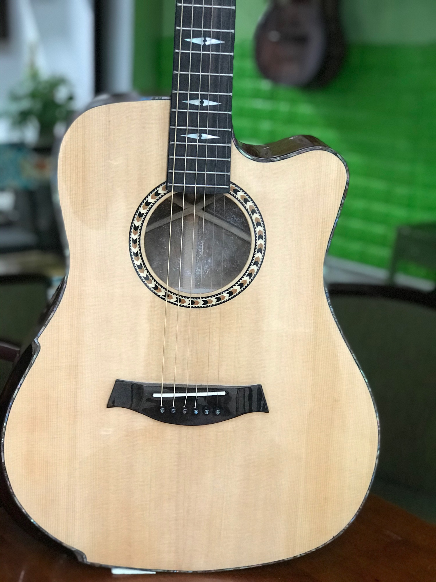 Đàn guitar gỗ XÁ XỊ nu nguyên tấm.