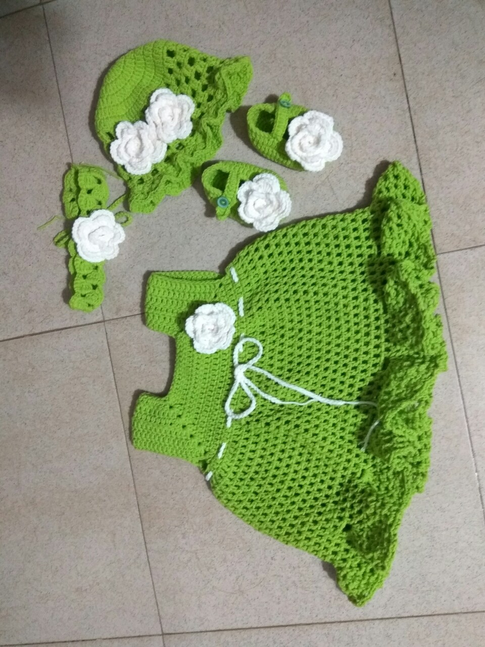 set váy + mũ + băng đô + giày len cho bé