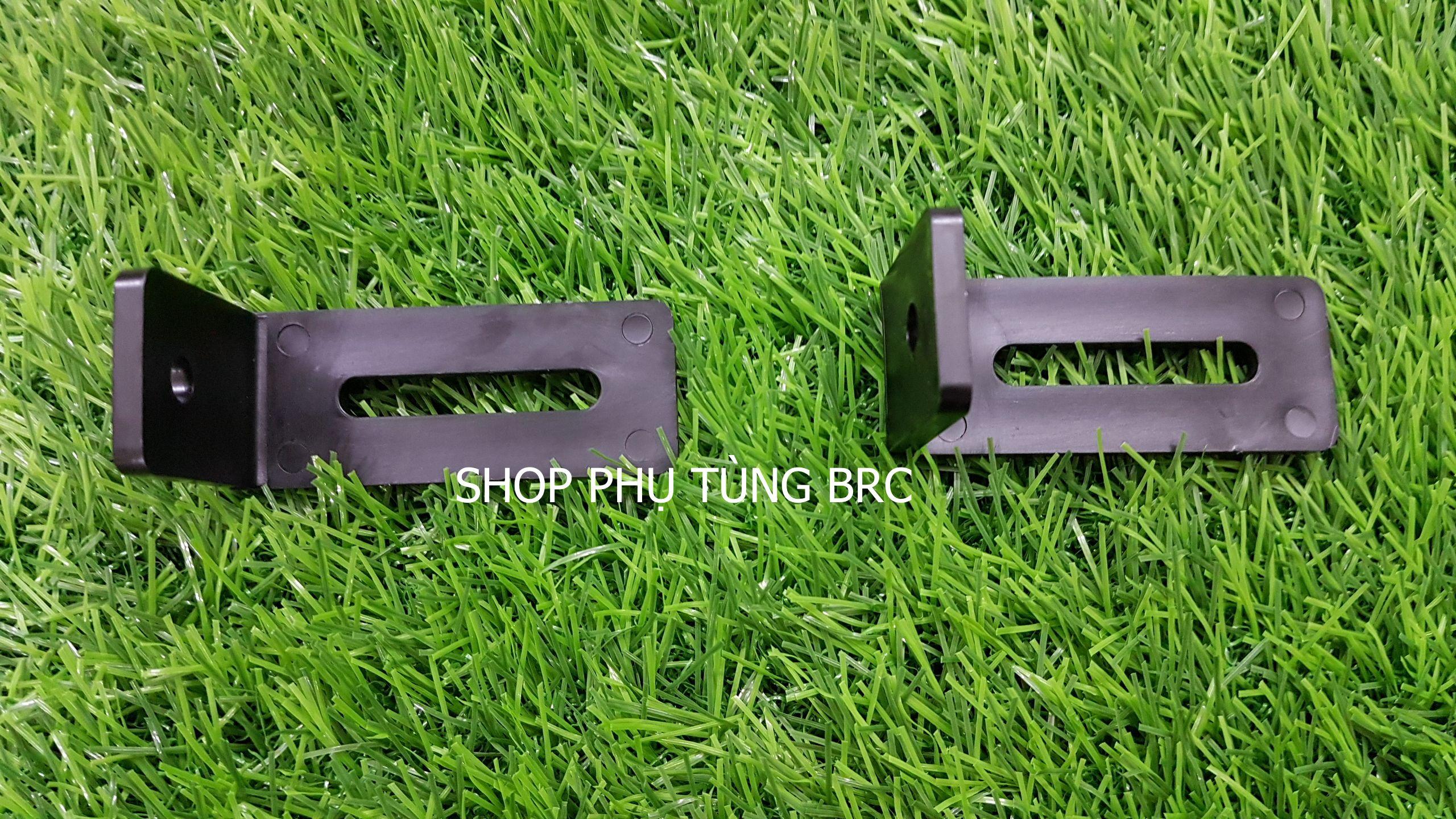 Mắt mèo màu vàng gắn biển số