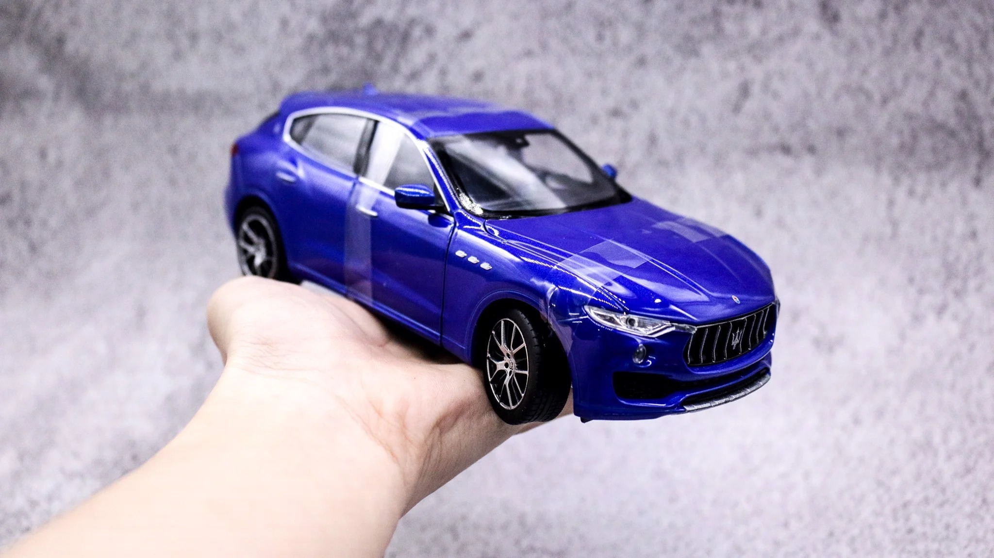 Mô hình xe maserati levante blue 1:24 welly 7466