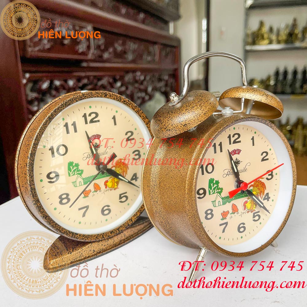 Đồng hồ báo thức in hình con gà mổ thóc, chạy bằng cơ lên dây cót