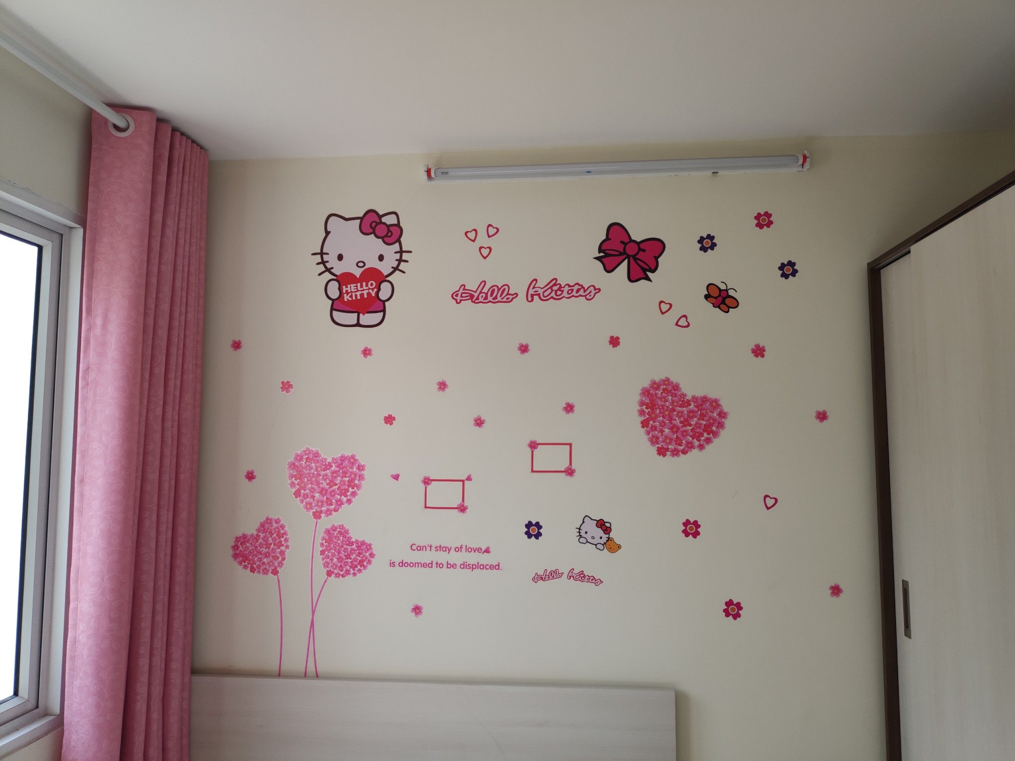 [HCM]DECAL DÁN TƯỜNG TRÁI TIM HỒNG VÀ KITTY