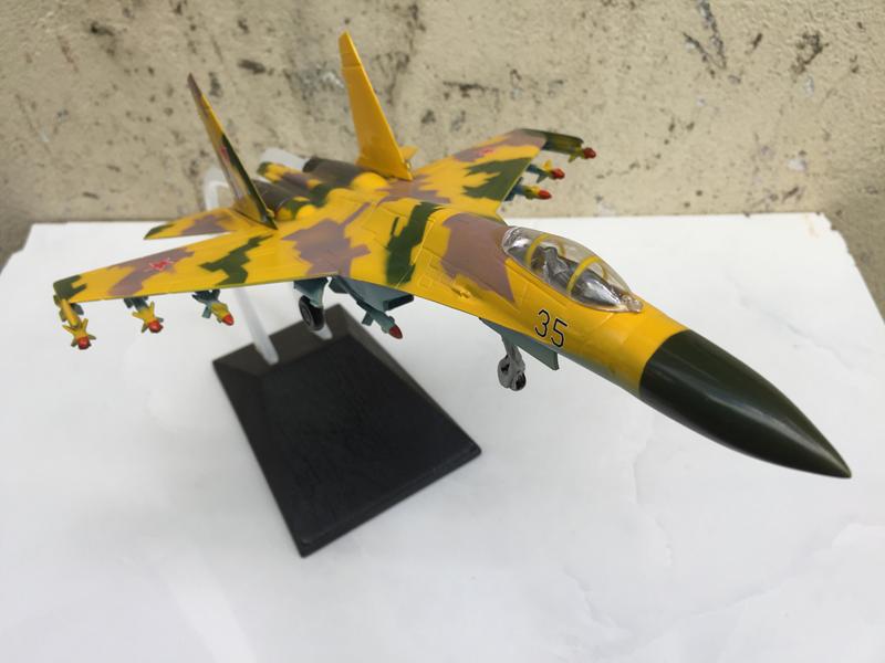 Mô hình Máy báy SU-37. 1:72-ABS
